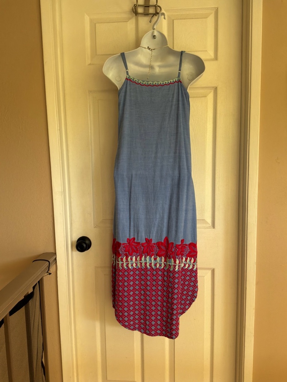 Embroidered Button-Front dress - Picture 9 of 12